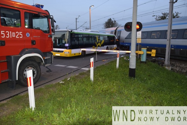 Zderzenie autobusu z pendolino pod Warszawą. Chwile grozy ponad 200 pasażerów [ZDJĘCIA]