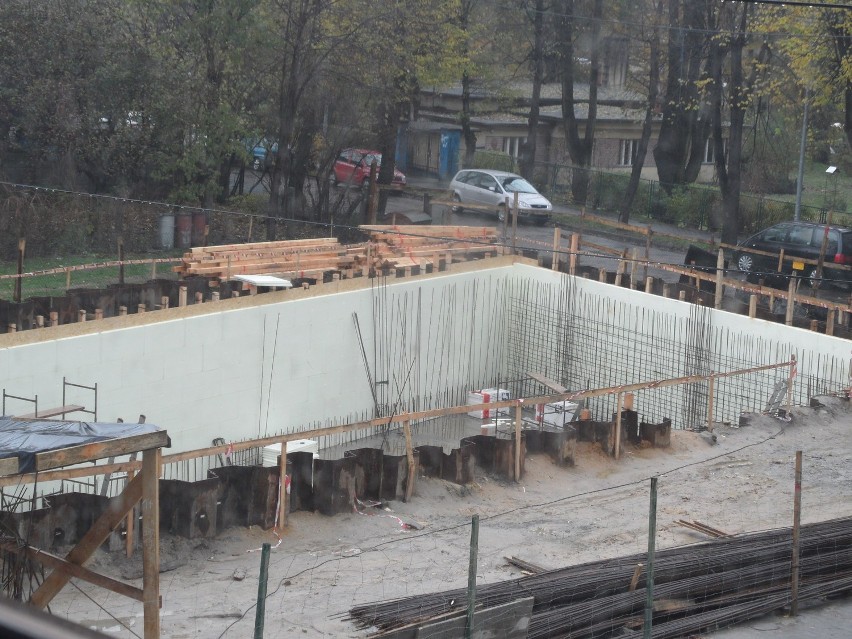 KRÓTKO: Trwa budowa sceny plenerowej na tyłach budynku Domu Kultury w Żorach. Zobacz zdjęcia!