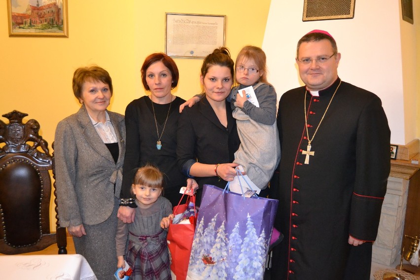 Pelplin: biskup Wiesław Śmigiel obdarował prezentami dzieci w ramach akcji &quot;Zaproś z nami Mikołaja&quot;