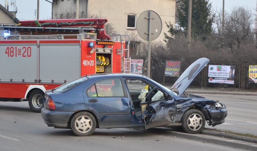 Wypadek na al. Wojska Polskiego w Malborku [ZDJĘCIA]. Kierowca hondy trafił do szpitala