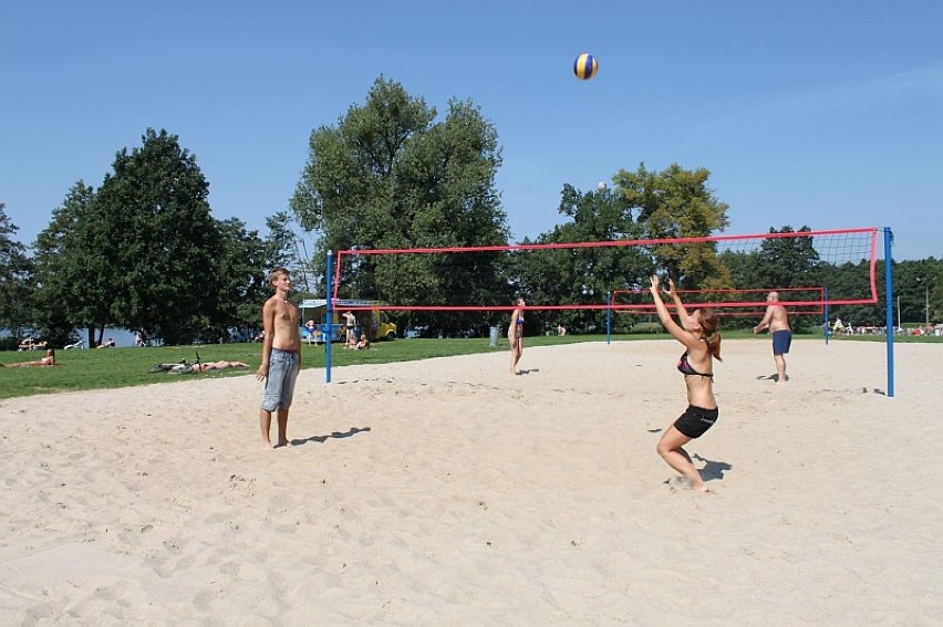 Plażowicze podczas gry w siatkówkę.