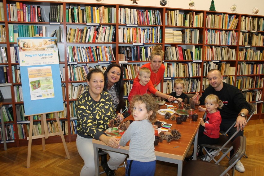 Rodzinne warsztaty plastyczne „Jesień w lesie” w międzyzdrojskiej bibliotece