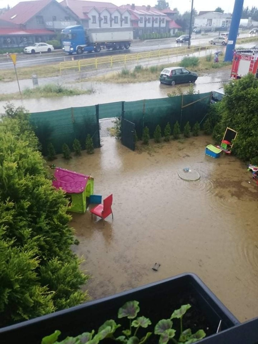 Ulewa i zalane ulice w Szczecinie! Ogromne utrudnienia, wiele dróg jest zalanych. WIDEO i ZDJĘCIA – 30.06.2021