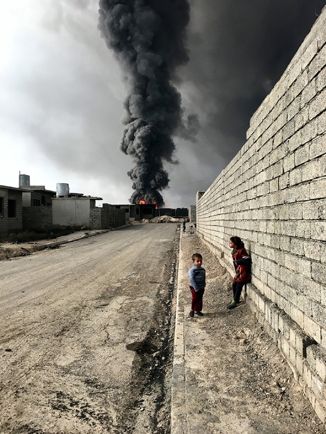 Najlepszym fotografem i wyróżnionym nagrodą główną został Sebastiano Tomada z Brooklynu. Zdjęcie wykonał iPhonem 6s. "Dzieci wędrują po ulicach w dzielnicy Qayyarah (Irak) w pobliżu ognia i dymu naftowego, stając się blaskiem bojowników ISIS."