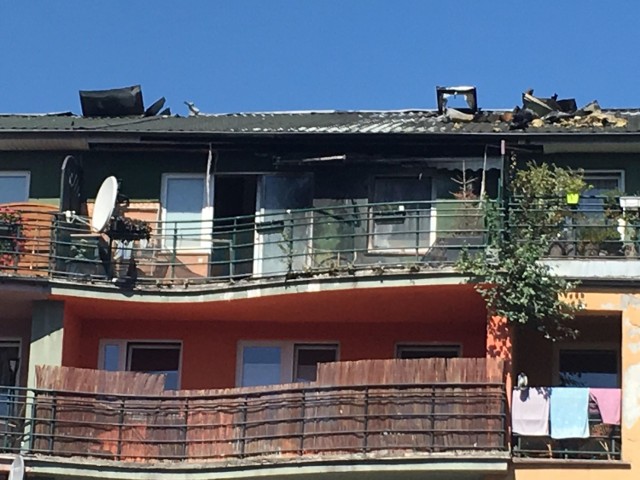Pożar na Bielanach. Spłonęły trzy mieszkania, palił się dach w bloku mieszkalnym na ul. Heroldów 21