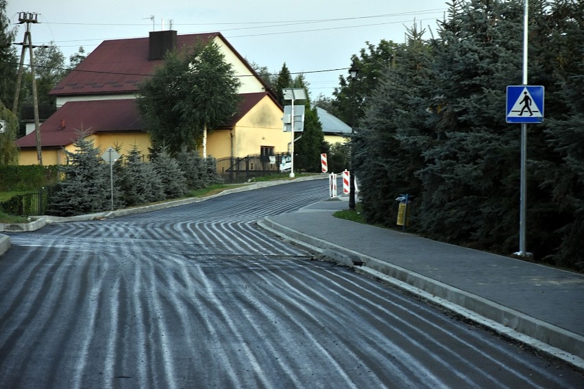 W Łużnej wydają grubą kasę na remonty dróg. Wjazd do centrum wsi będzie teraz nowoczesny i bezpieczny