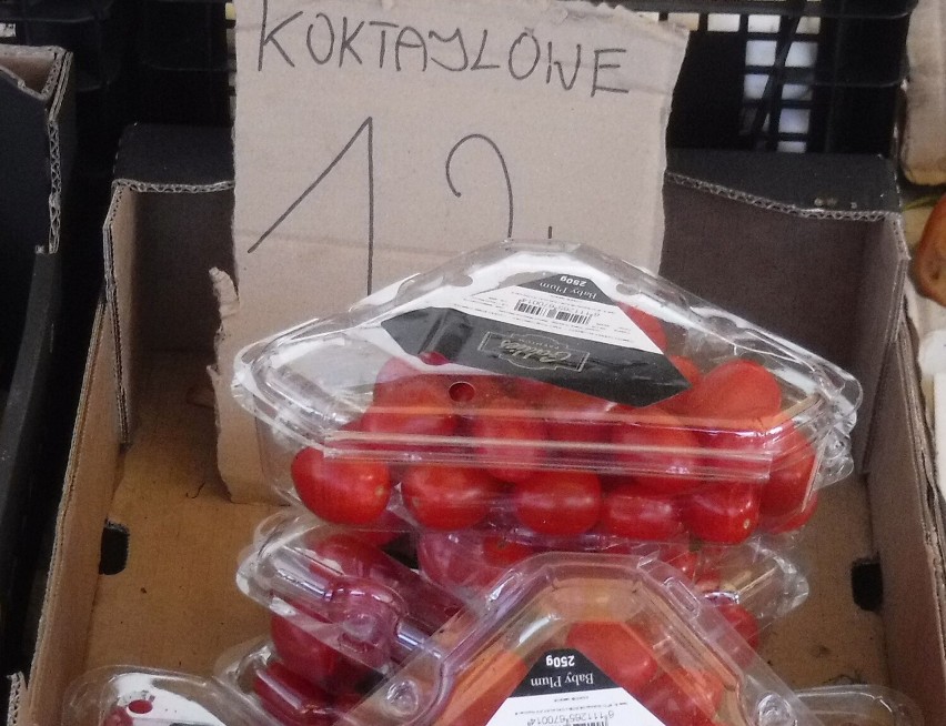 Pomidory koktajlowe 12 złotych za pojemnik