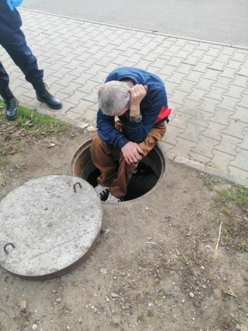 Kraków. Żył w kanale od roku. Pomogła straż miejska i mieszkaniec Zabłocia [ZDJĘCIA]