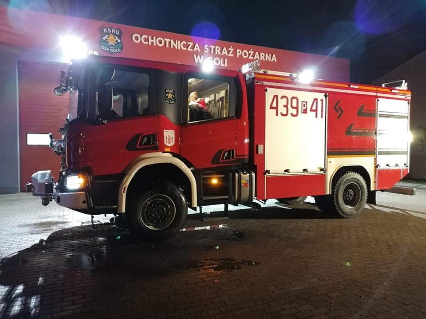 Gola. Strażacy z OSP Gola doczekali się nowego wozu strażackiego. To największy samochód ratowniczo-gaśniczy w powiecie gostyńskim [ZDJĘCIA]