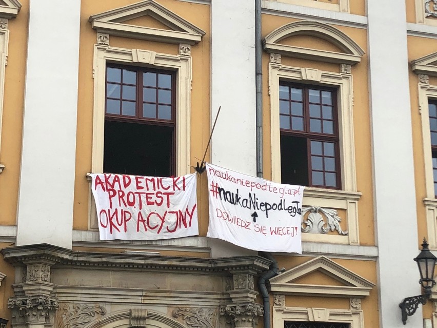 Protest studentów we Wrocławiu. Zamknęli się w sali 