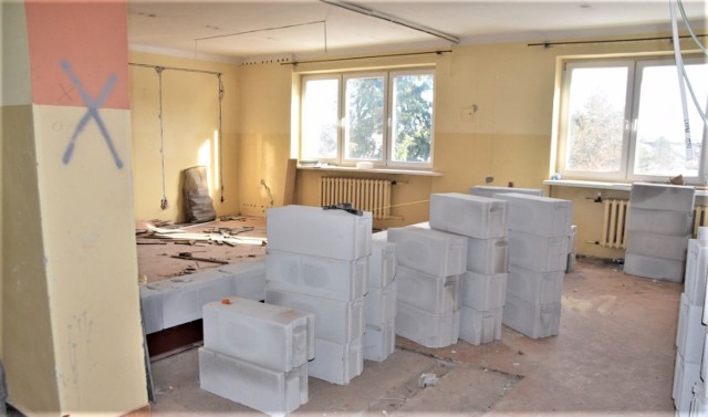 W budynku byłego internatu Zespołu Szkół w Wolbromiu powstaje 25 mieszkań komunalnych i socjalnych