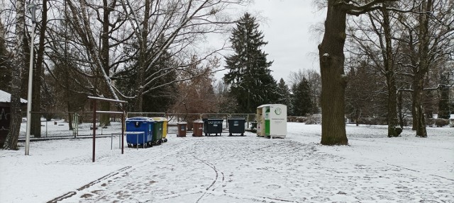 Wiele pojemników na śmieci jest niezabezpieczonych przed opadami deszczu i śniegu