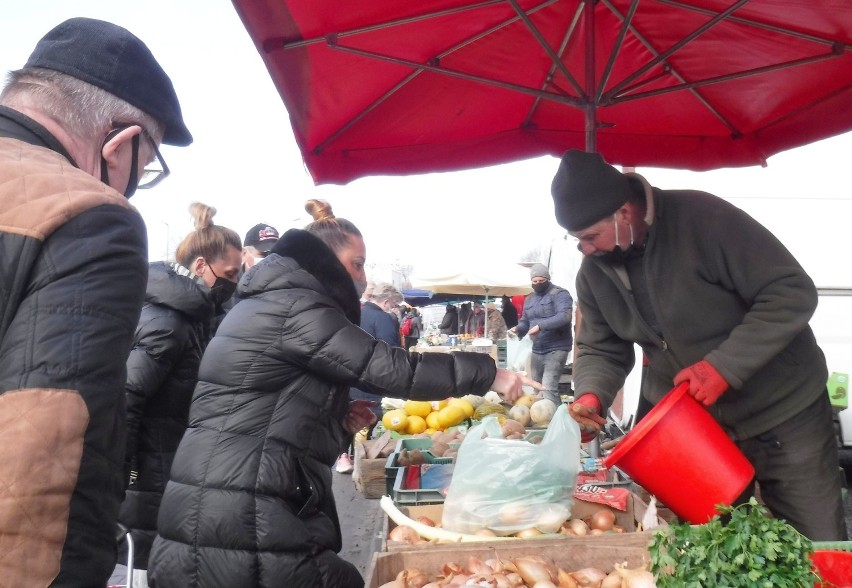 Sobotnie zakupy na targowisku Korej. Radomianie tradycyjne...