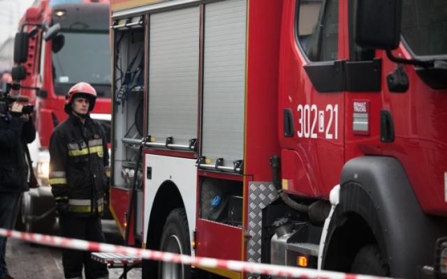 Strażacy usuwają wielką plamę oleju z ulicy Powstańców Wielkopolskich