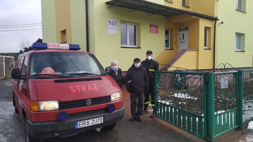 Radomsko. Strażacy z OSP z powiatu dowożą na szczepienia przeciw Covid-19
