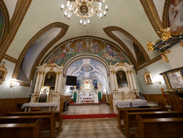 Wnętrza kościoła i Kaplicy Adoracji parafii Narodzenia NMP w Bełchatowie
