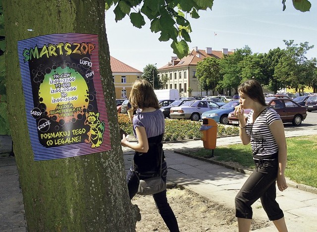 Sklep działa od kilku dni. O jego otwarciu informowały takie plakaty