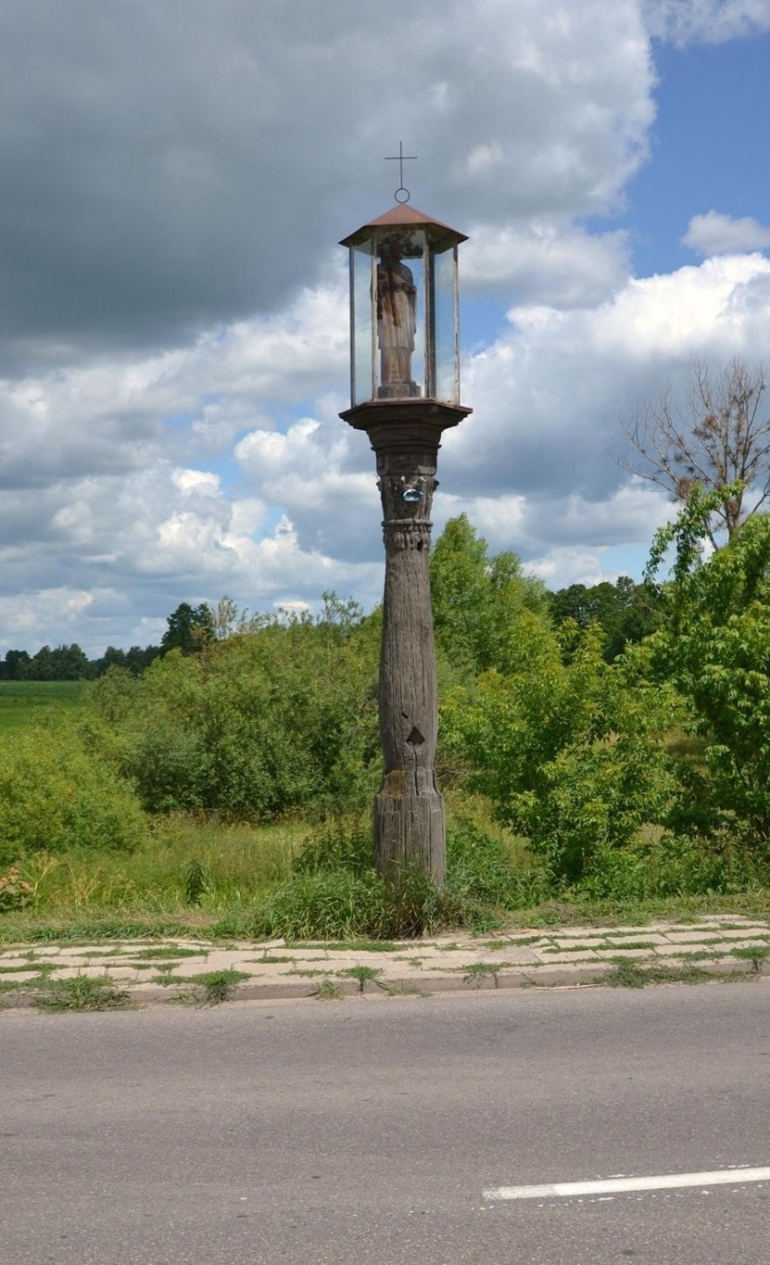 To kapliczka słupowa. Pochodzi z XVIII wieku. Jednak...