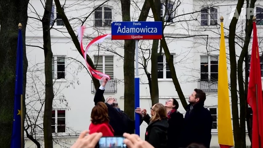 Aleja im. Pawła Adamowicza w Warszawie. W Parku im. Tadeusza Mazowieckiego uroczyście nadano jednej z alei imię prezydenta Gdańska [zdjęcia]