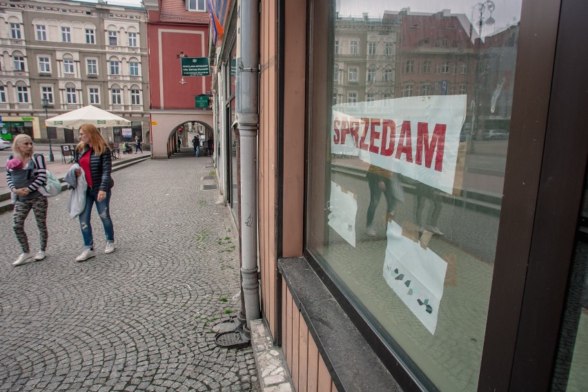W centrum Wałbrzycha są obecnie dziesiątki pustych lokali - do kupienia lub wynajęcia. Chętnych do ich przejęcia brakuje