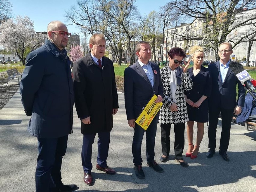 Część miejskich radnych przekazała czek na fundusz strajkowy...