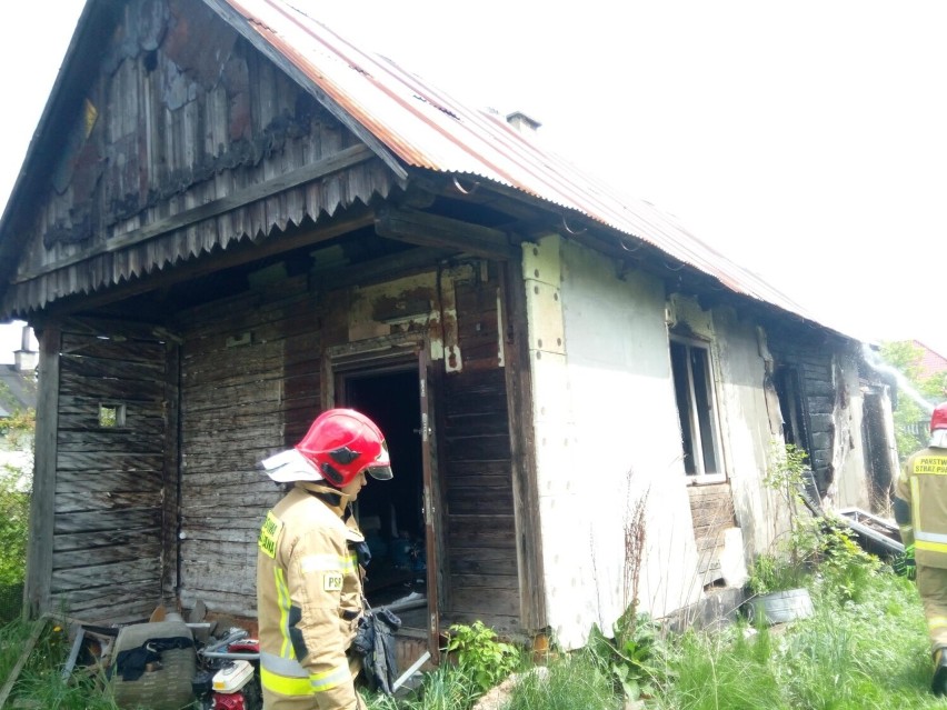 Pożar w drewnianym domu przy ulicy Kadłubka w Kielcach. Akcja strażaków