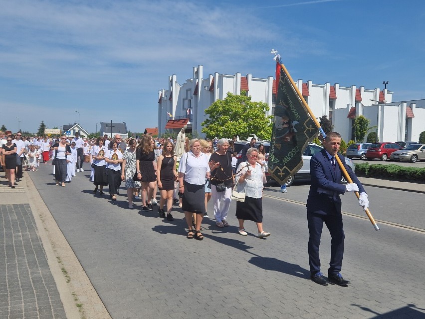 Boże Ciało 2022.Tłumy na procesji Bożego Ciała we Wrześni. Procesja Bożego Ciała w parafii pw. św. Królowej Jadwigi we Wrześni [16.06.2022]