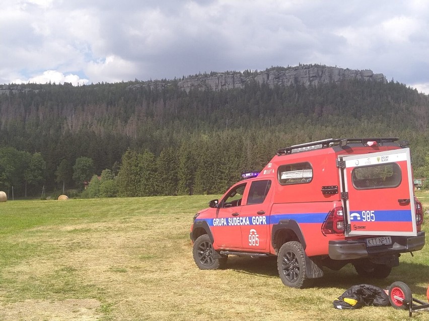 12-latka wpadła do szczeliny skalnej, turyści błądzili w okolicy Książa [ZDJĘCIA]