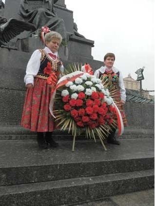 Kraków: kwiaciarki złożyły wieniec pod pomnikiem Mickiewicza na imieniny Adama [ZDJĘCIA]