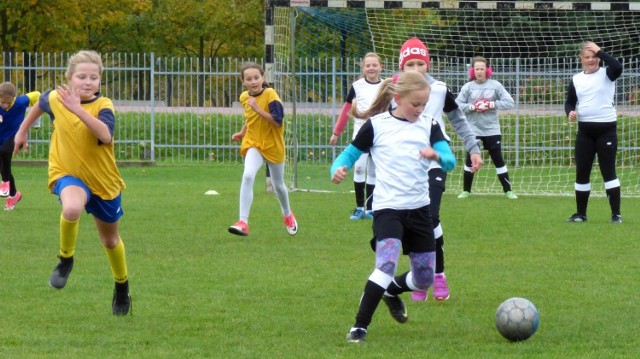 Podczas buskiego finału powiatowego turnieju "O Puchar Tymbarku" dziewczęta walczyły z pasją, do "ostatniej piłki".