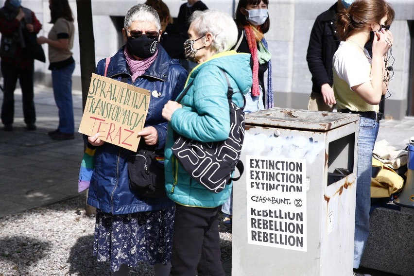 Warszawa. Protest przed siedzibą PGE. Młodzież przeciwko nieodpowiedzialnej polityce energetycznej rządu