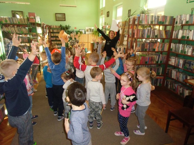 Dzień pluszowego misia w bibliotece w Szadku