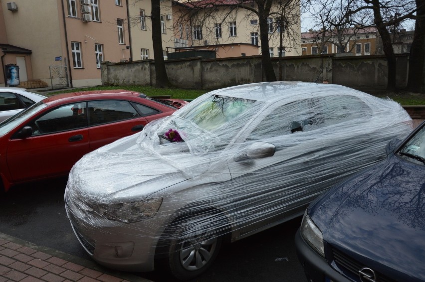 Prima Aprilis w Tarnowie. Uczniowie owinęli auto nauczycielki w folię