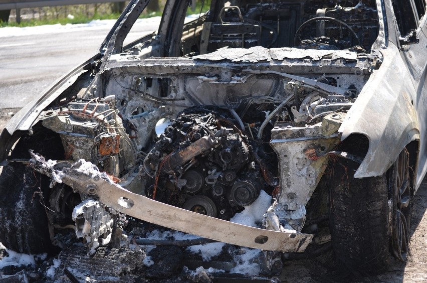 Na DK 12 w Nielubi doszczętnie spłonęło BMW. ZDJĘCIA 
