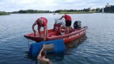 Jezioro Wigry. Tonął rower wodny z trzema osobami. Ratownicy WOPR uratowali poszkodowanych (zdjęcia)