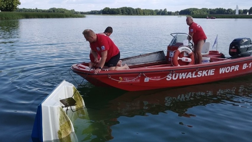 Jezioro Wigry. Tonął rower wodny z trzema osobami. Ratownicy WOPR uratowali poszkodowanych (zdjęcia)