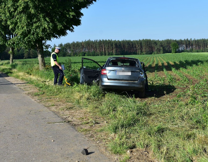 Wypadek w Ostaszewie. Zderzenie ciągnika z osobówką. Dwie osoby trafiły do szpitala. Zdjęcia 