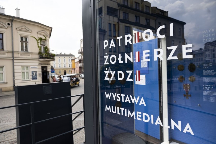 „Patrioci. Żołnierze. Żydzi”. Niezwykła multimedialna wystawa stanęła na pl. Bohaterów Getta w Krakowie