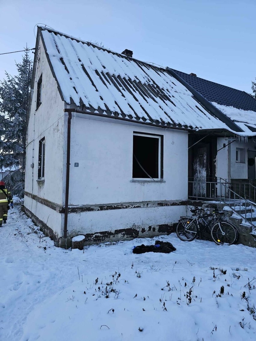 Tragiczny w skutkach pożar domu w gminie Malbork. Podczas akcji strażacy odnaleźli ciało około 50-letniego mężczyzny