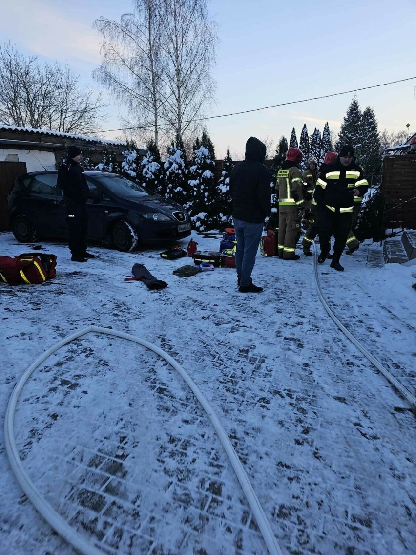 Tragiczny w skutkach pożar domu w gminie Malbork. Podczas akcji strażacy odnaleźli ciało około 50-letniego mężczyzny