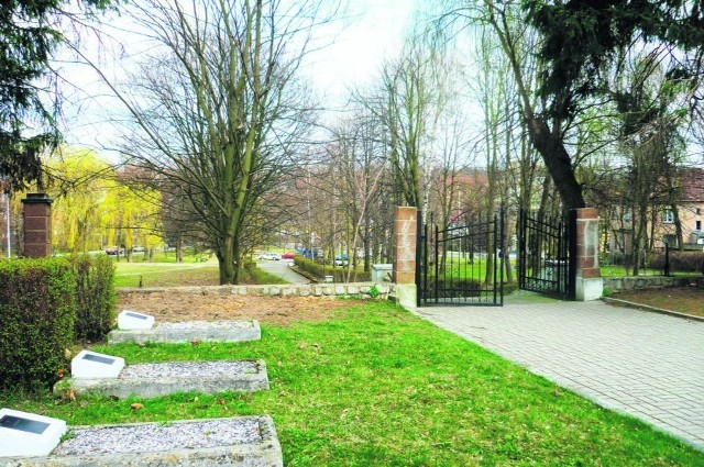 Z cmentarza przy ul. Willowej w Bolesławcu zniknęło ogrodzenie