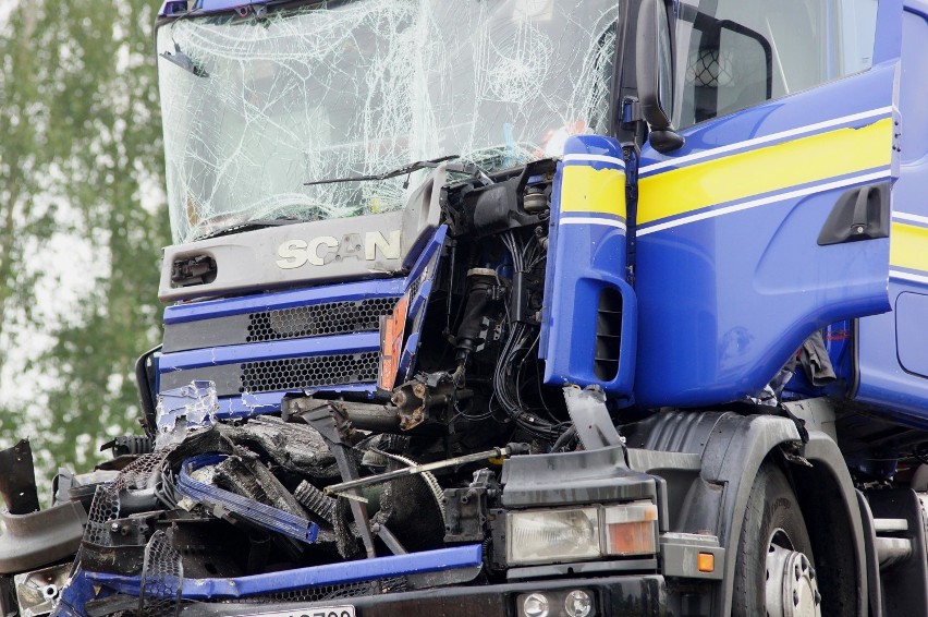 Wypadek w Skalmierzycach. Zderzyły się dwie ciężarówki