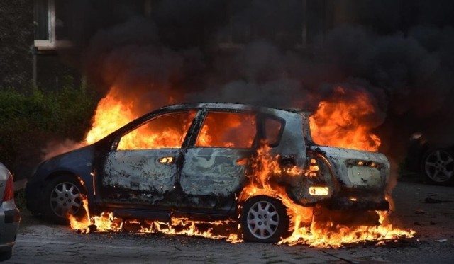 25 lipca strażacy gasili w Świeciu osobowego volkswagena. Do pożaru najprawdopodobniej doszło wskutek podpalenia