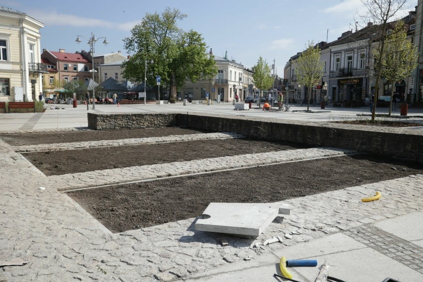 Koniec zielonej rewitalizacji Rynku w Kielcach? Plac jeszcze rozkopany. Zobacz zdjęcia i wideo