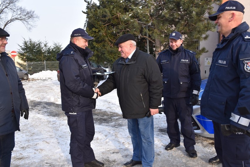 Gmina Czerniejewo. Policjanci dostali Toyotę Corollę o napędzie hybrydowym