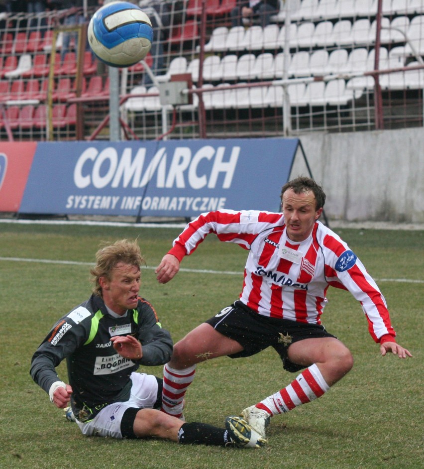 Arkadiusz Baran (Cracovia) powstrzymywany przez obrońcę z...