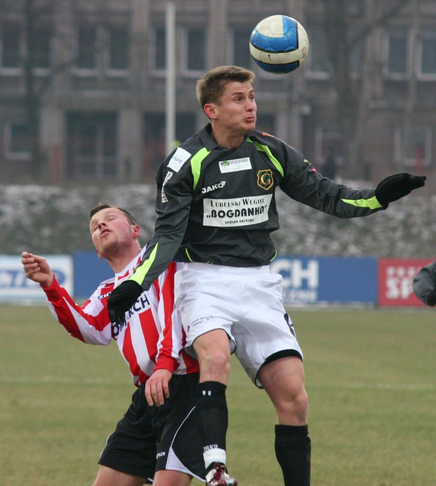 Paweł Głowacki (Górnik) w pojedynku główkowym z Bojarskim...