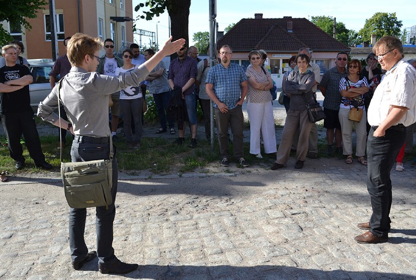 Na spacerze poznawali, gdzie i jak kształtowała się w Tczewie władza ludowa [FOTO]