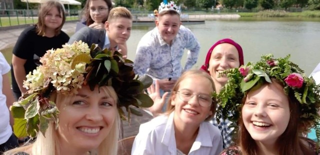 Narodowe Czytanie 2020 nad zalewem w Jędrzejowie w wykonaniu Szkoły Podstawowej numer 3.