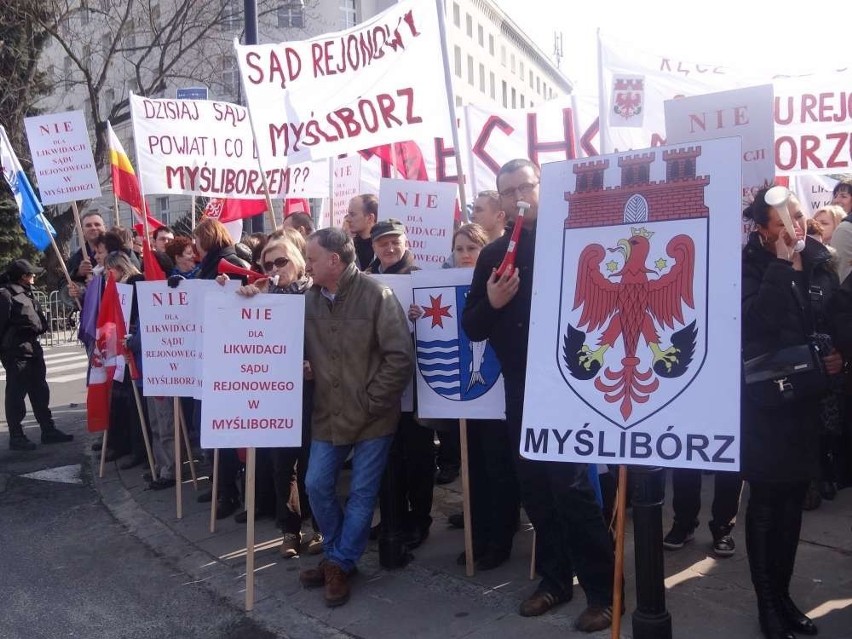 Pleszewianie protestowali w Warszawie przeciwko likwidacji sądu